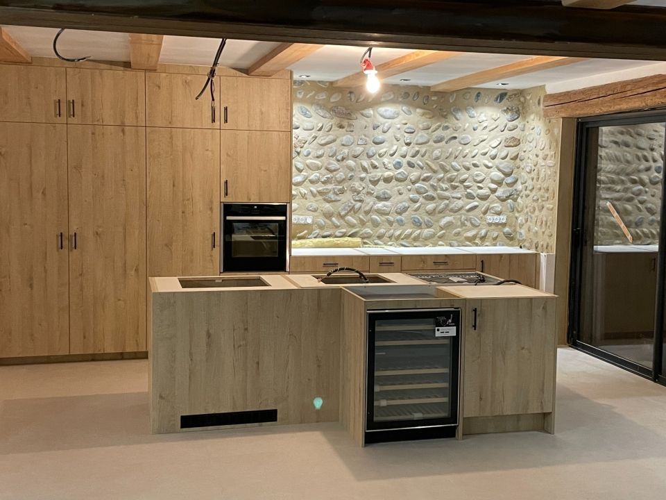 Cuisine sur mesure réalisée par Art Bois Création, menuiserie et agencement en Ardèche