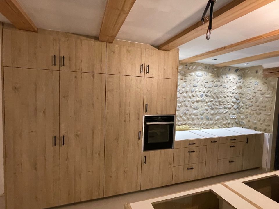 Cuisine sur mesure réalisée par Art Bois Création, menuiserie et agencement en Ardèche