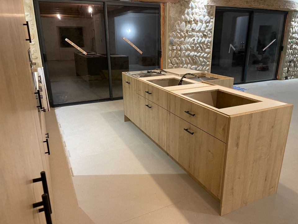 Cuisine sur mesure réalisée par Art Bois Création, menuiserie et agencement en Ardèche