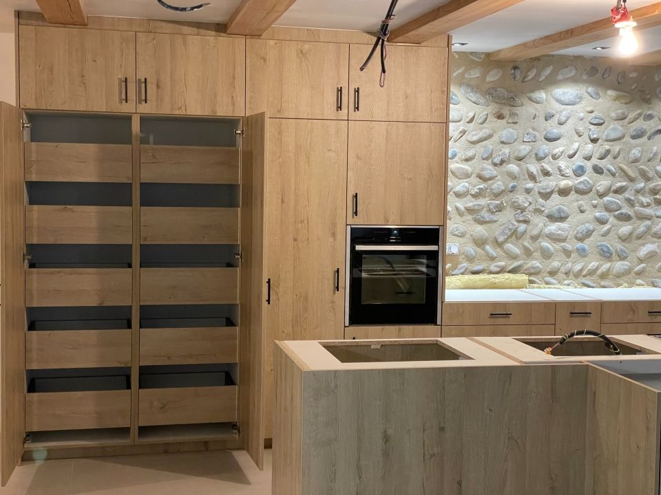 Cuisine sur mesure réalisée par Art Bois Création, menuiserie et agencement en Ardèche