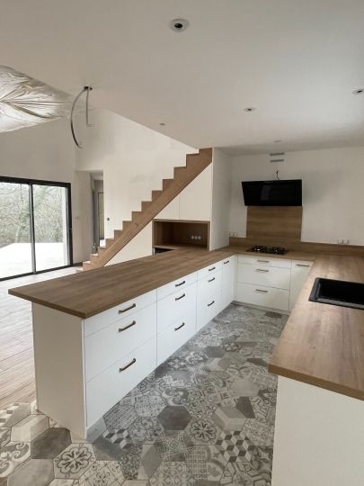 Cuisine sur mesure réalisée par Art Bois Création, menuiserie et agencement en Ardèche