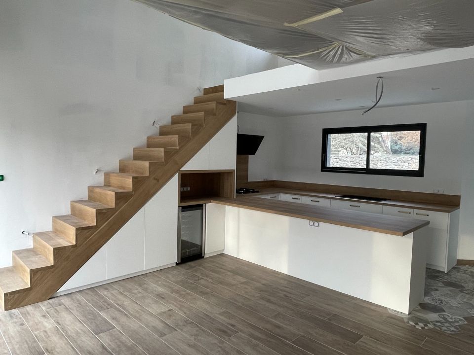 Cuisine sur mesure réalisée par Art Bois Création, menuiserie et agencement en sud Ardèche