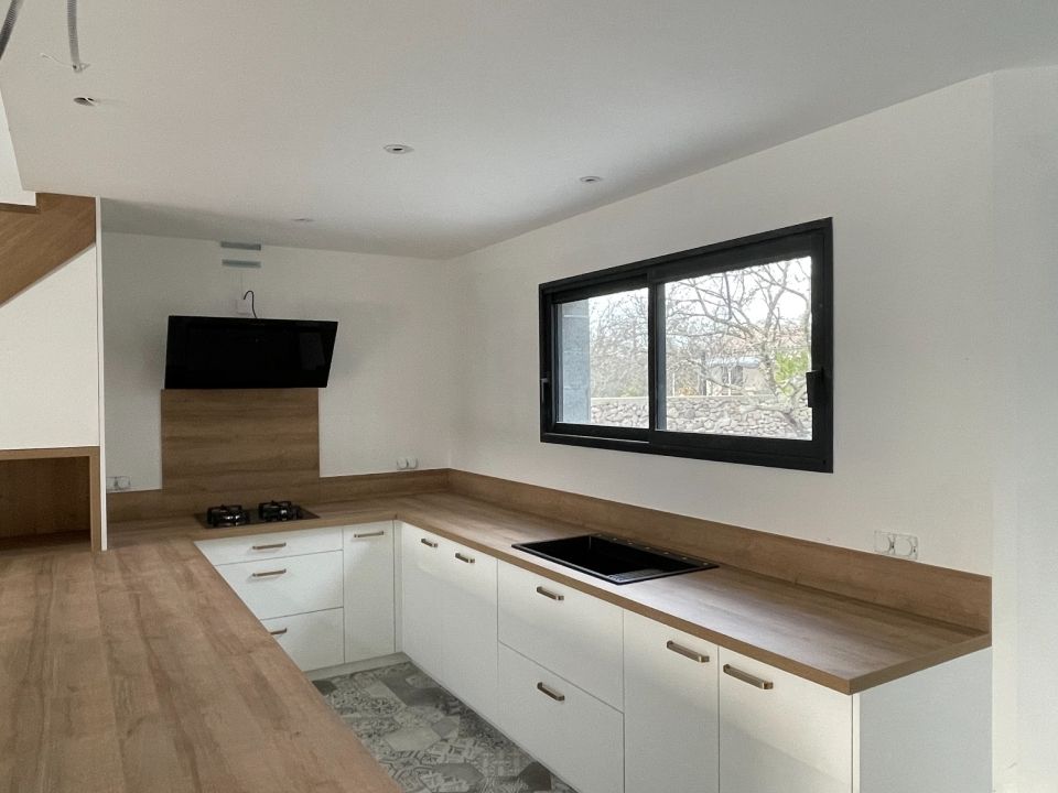 Cuisine sur mesure réalisée par Art Bois Création, menuiserie et agencement en sud Ardèche