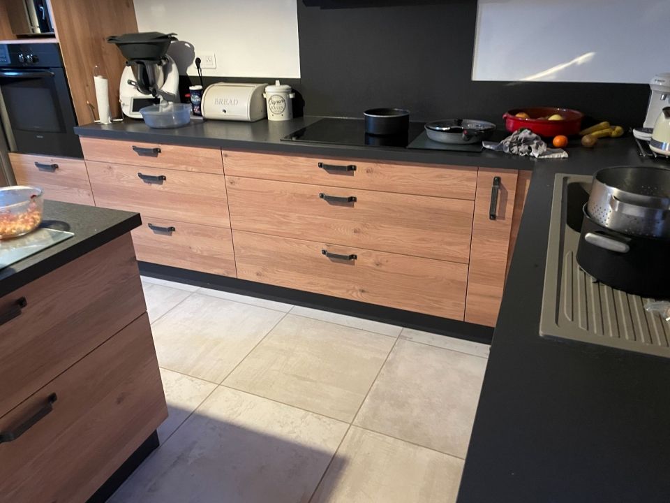 Cuisine sur mesure réalisée par Art Bois Création, menuisier agenceur en Ardèche