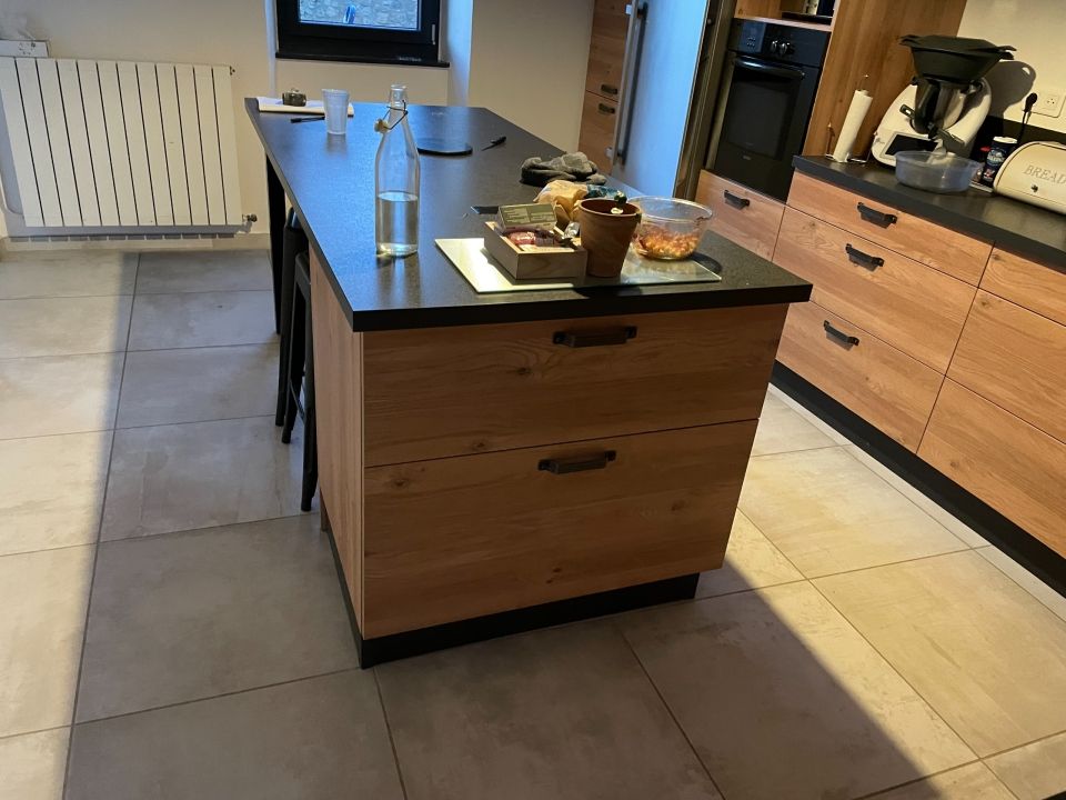 Cuisine sur mesure réalisée par Art Bois Création, menuisier agenceur en Ardèche