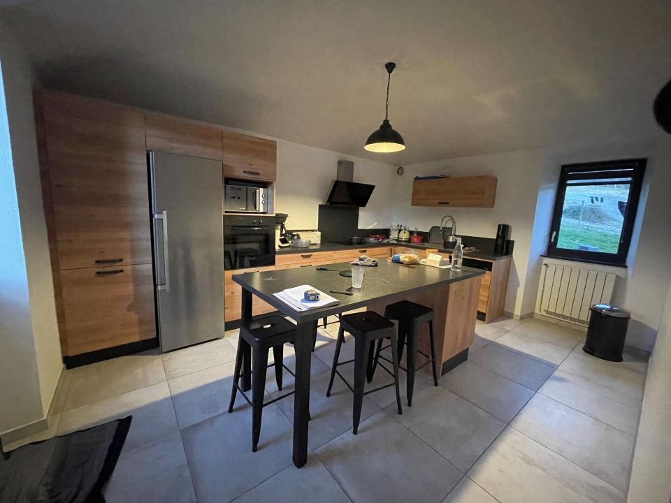 Cuisine sur mesure réalisée par Art Bois Création, menuisier agenceur en Ardèche