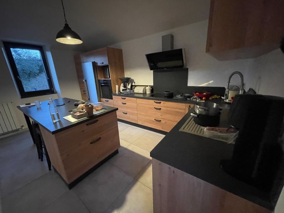 Cuisine sur mesure réalisée par Art Bois Création, menuisier agenceur en Ardèche