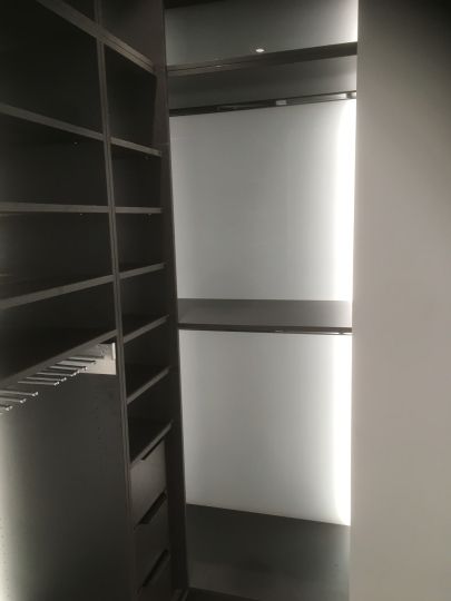 Dressing réalisé par Art Bois Création, menuisier agenceur en Ardèche