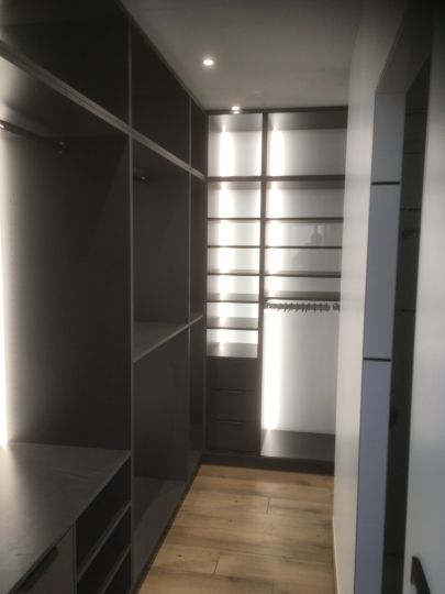 Dressing réalisé par Art Bois Création, menuisier agenceur en Ardèche