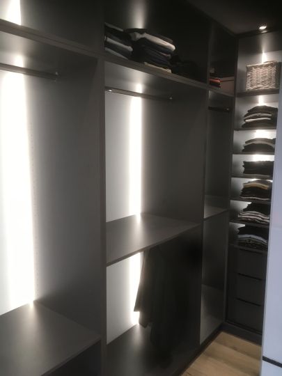 Dressing réalisé par Art Bois Création, menuisier agenceur en Ardèche