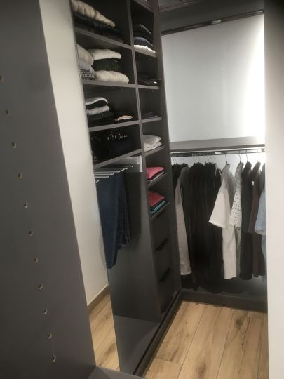 Dressing réalisé par Art Bois Création, menuisier agenceur en Ardèche