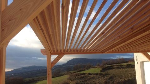Réalisation de pergola par votre menuisier en Ardèche